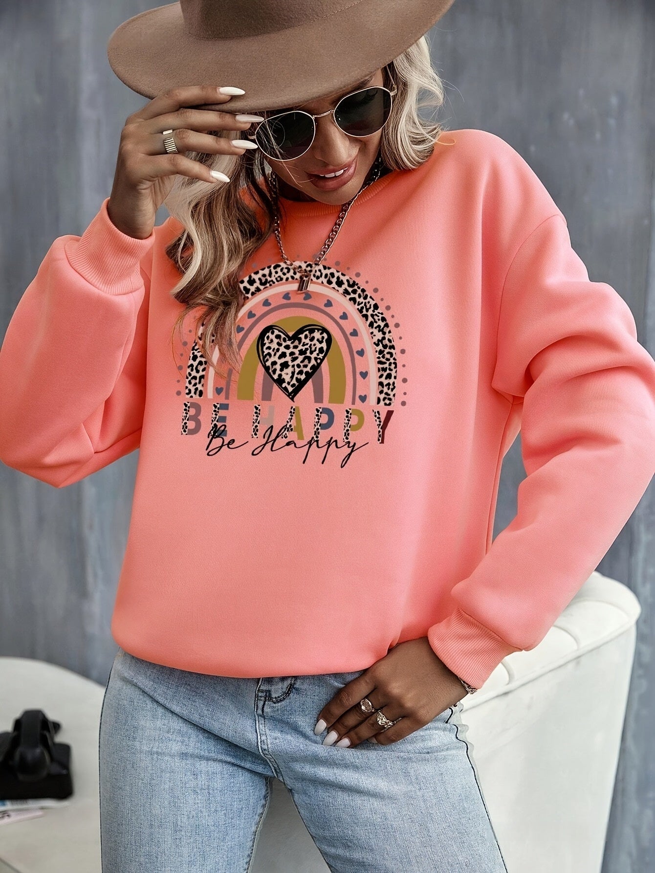 Langærmet sweater med kærlighedsmønster og rund hals