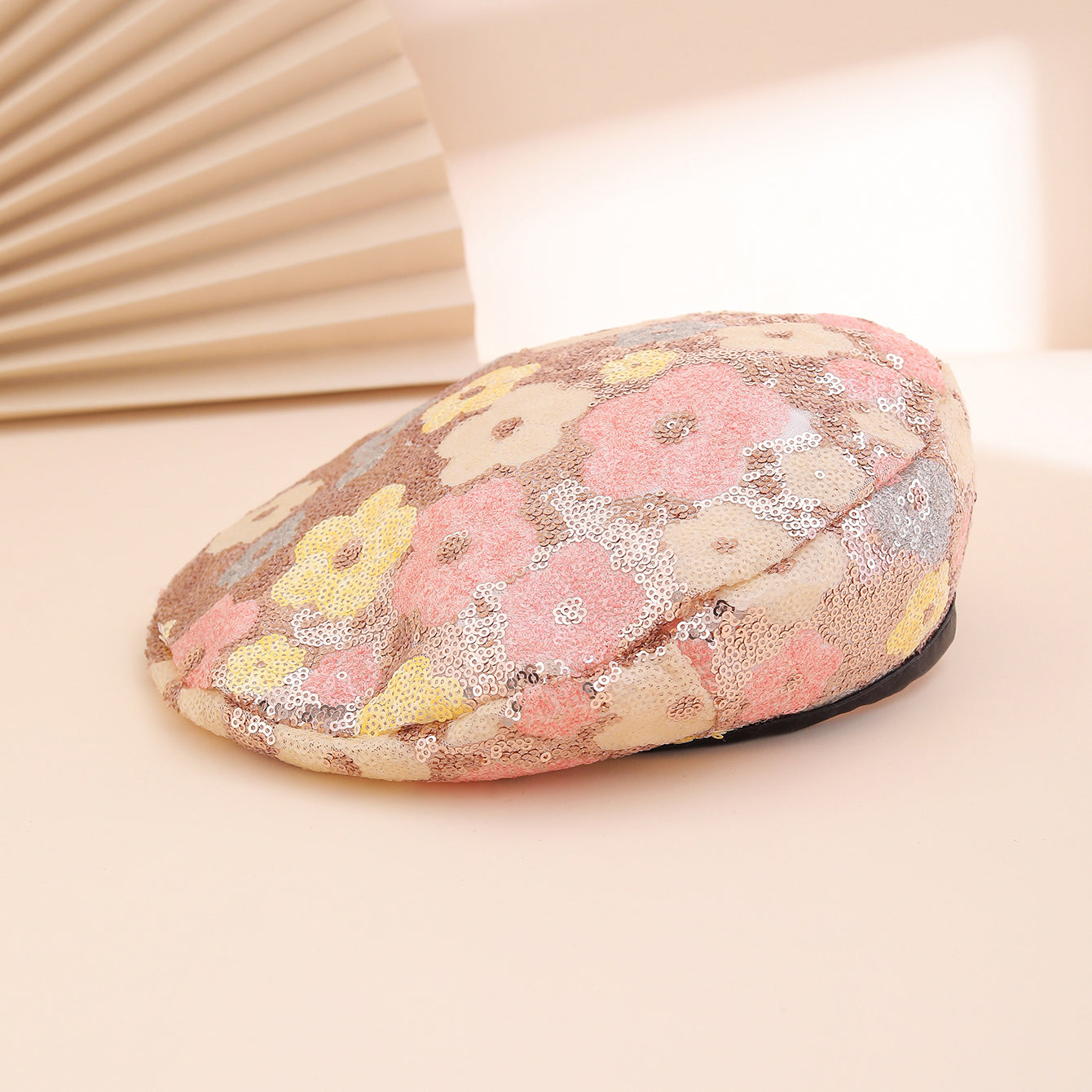 European And American Trendy Fashion Small Sequin Flower Beret, A Versatile Style That Suits All Occasions. A Painter's Hat, Perfect For Outdoor Photography.