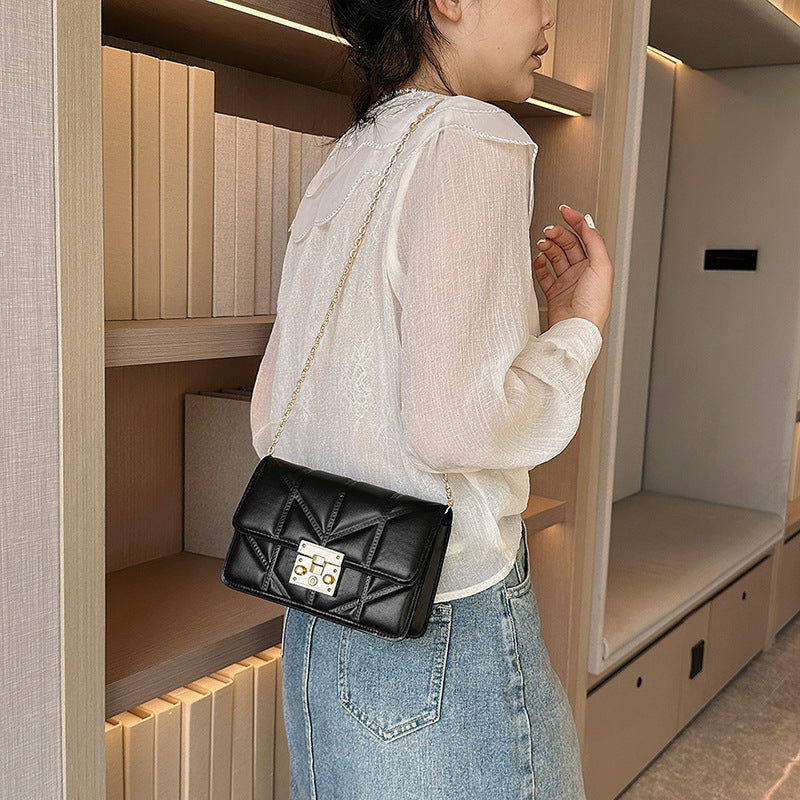 Crossbodytaske i casual design med kæde
