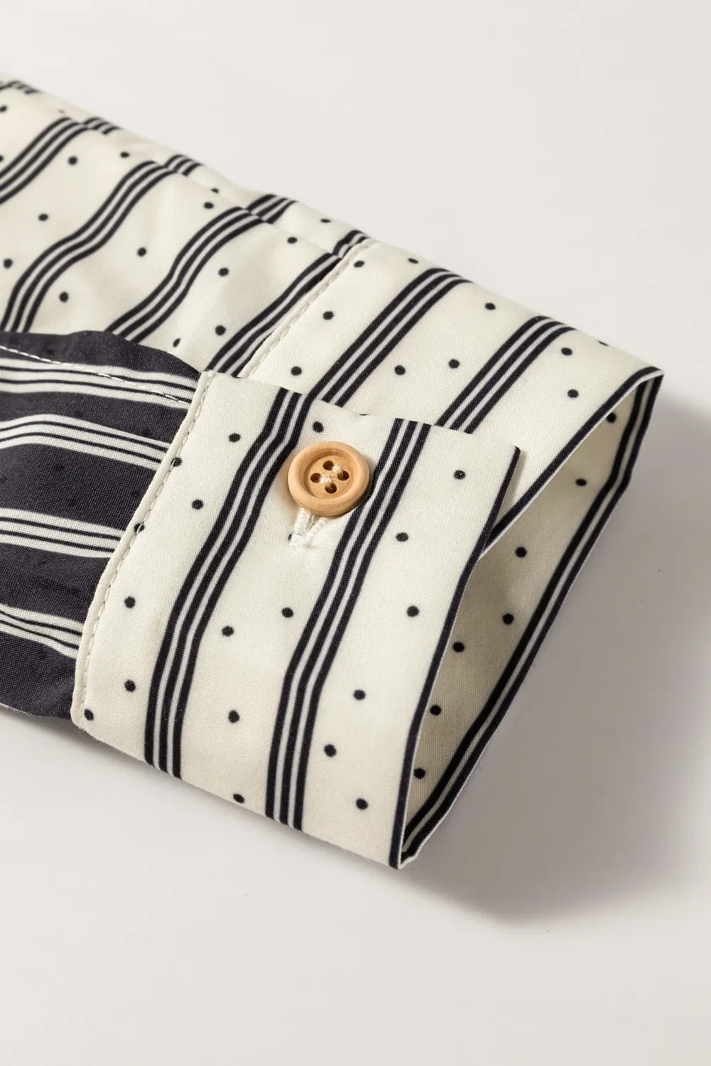 Sortstribet tofarvet patchwork bluse med halvlange knapper og brystlommer