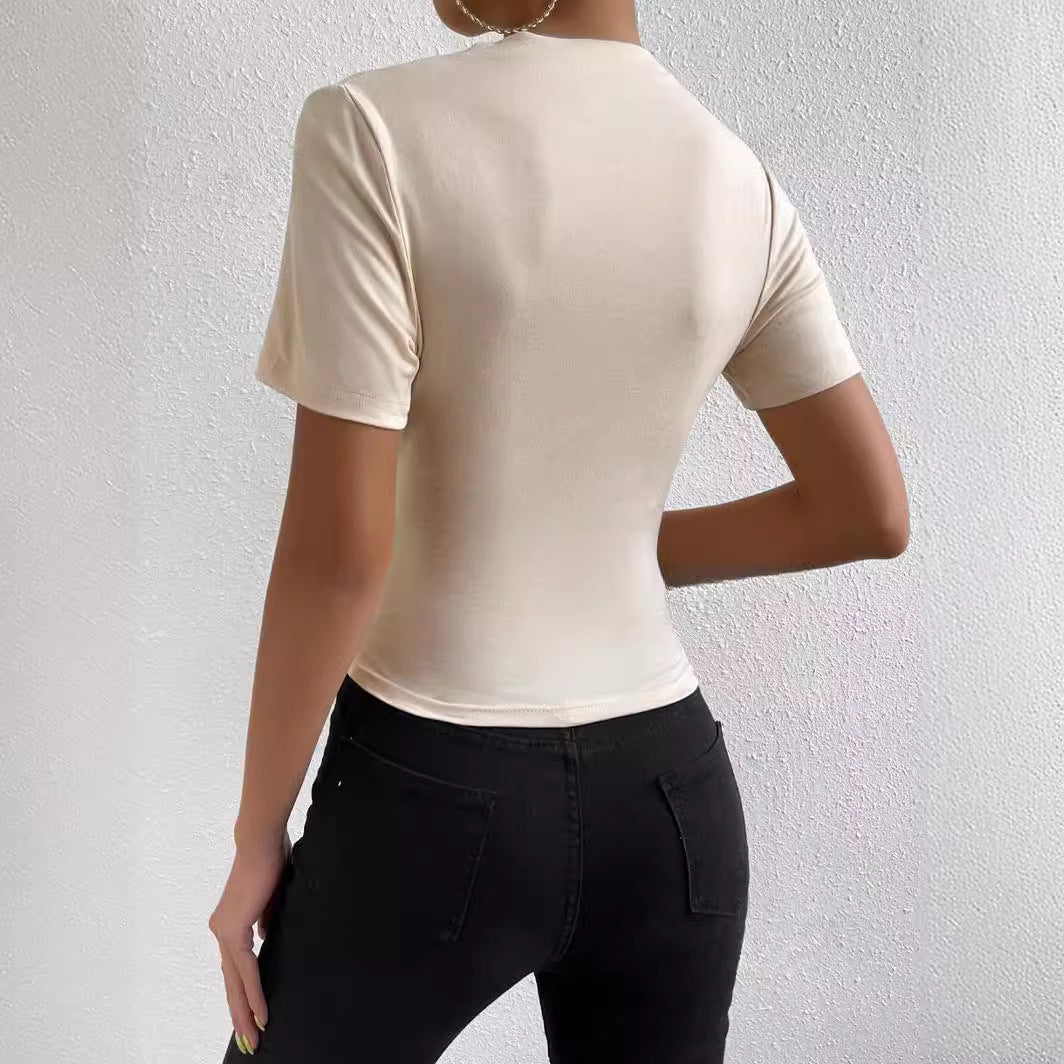 Kortærmet slimfit T-shirt til kvinder med lille rullekrave og plissering