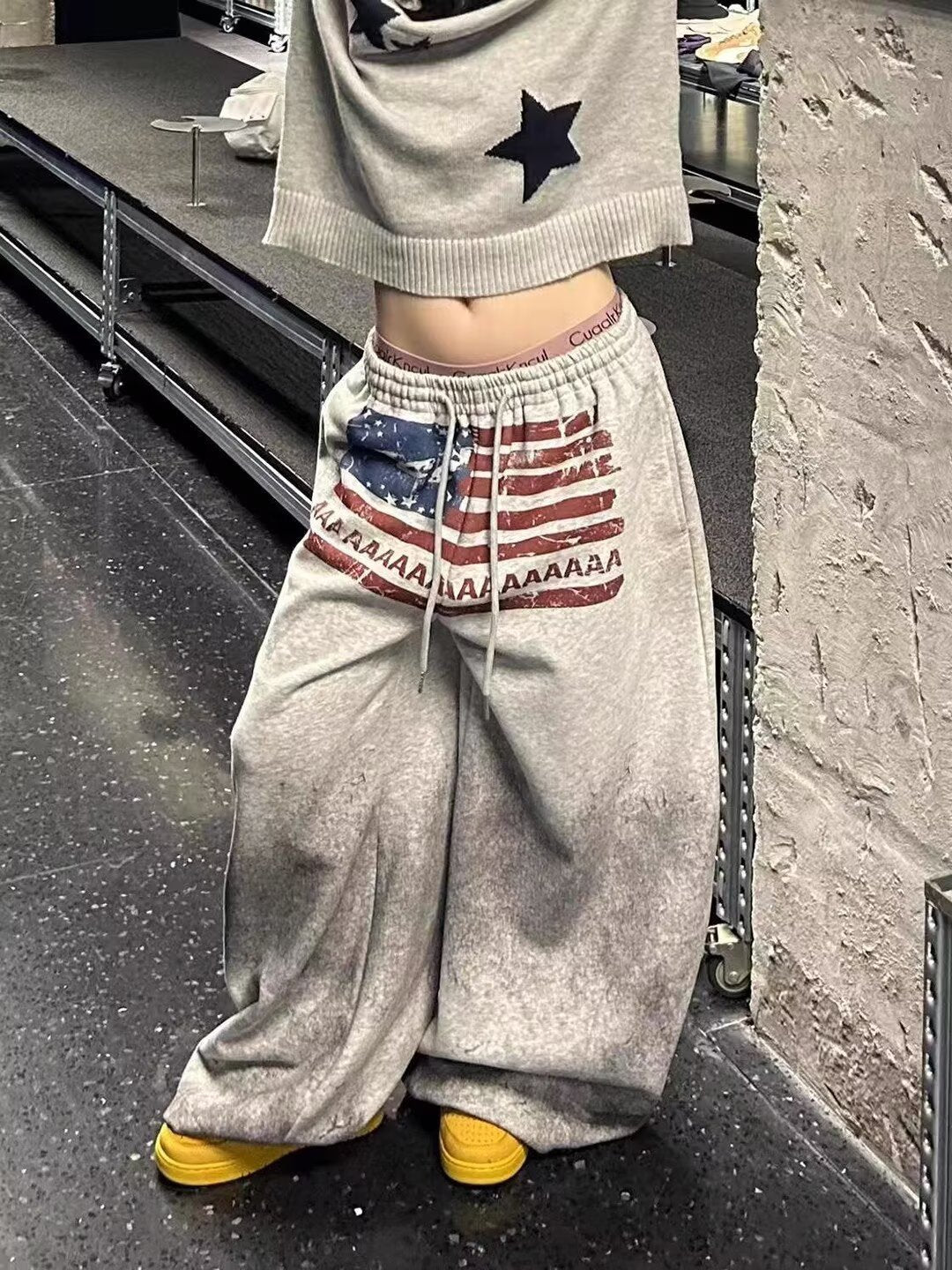 Ubesværet-stil denimjeans med slidt tie-dye og brede ben i joggingbuksestil