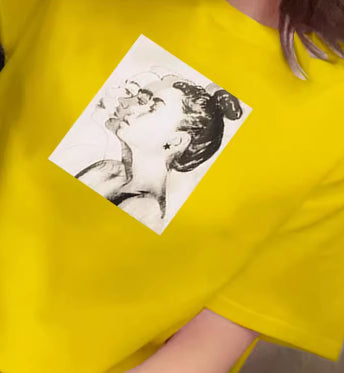 Mandlige og kvindelige par ifører sig studenter-T-shirt med korte ærmer Kvinde