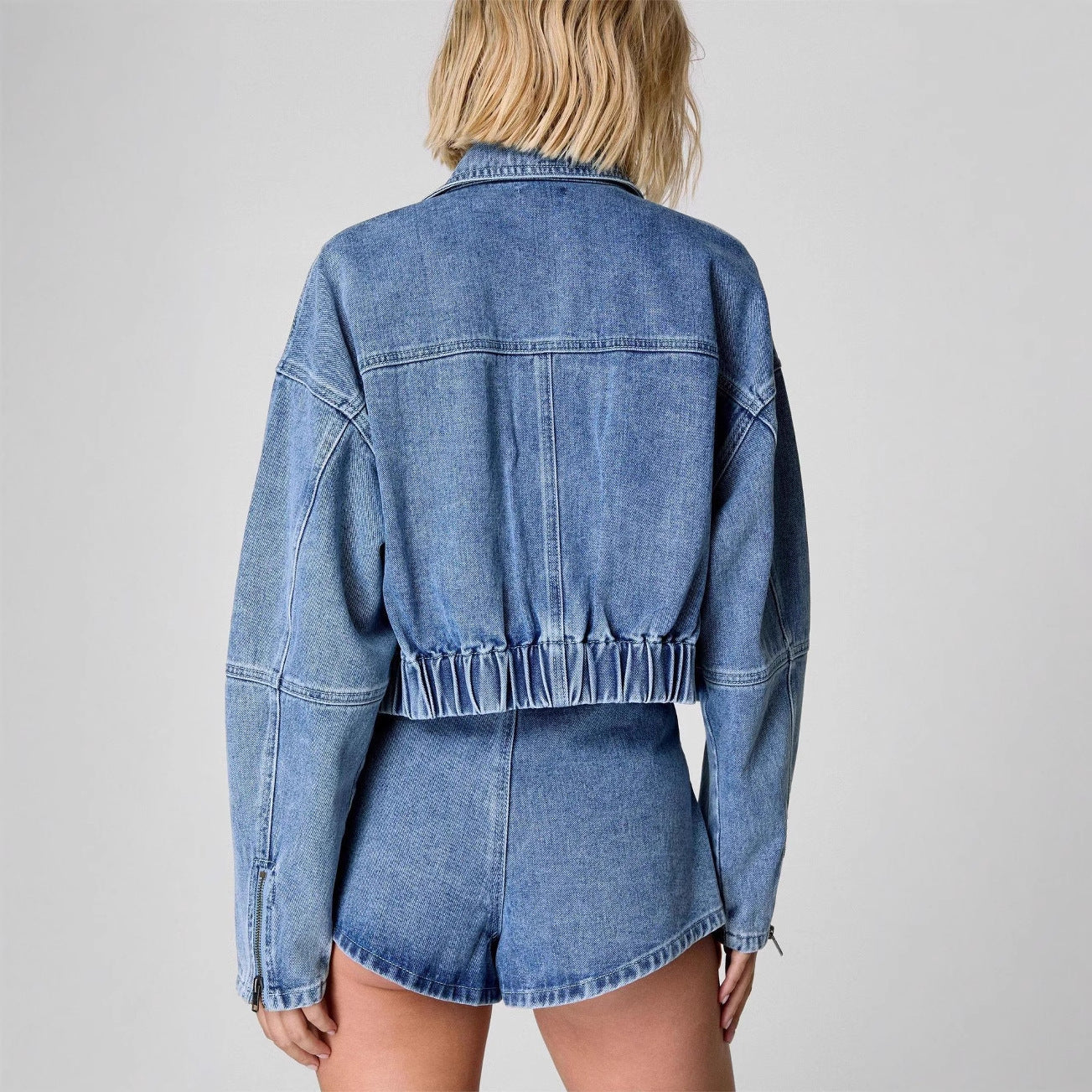 Denimfrakke i arbejdsstil med høj talje, løs pasform og slankende effekt