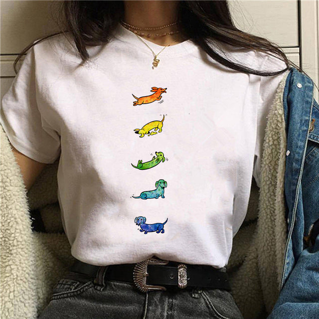 Dame T-shirt med print af gravhund - Min personlige stalker - Sommer