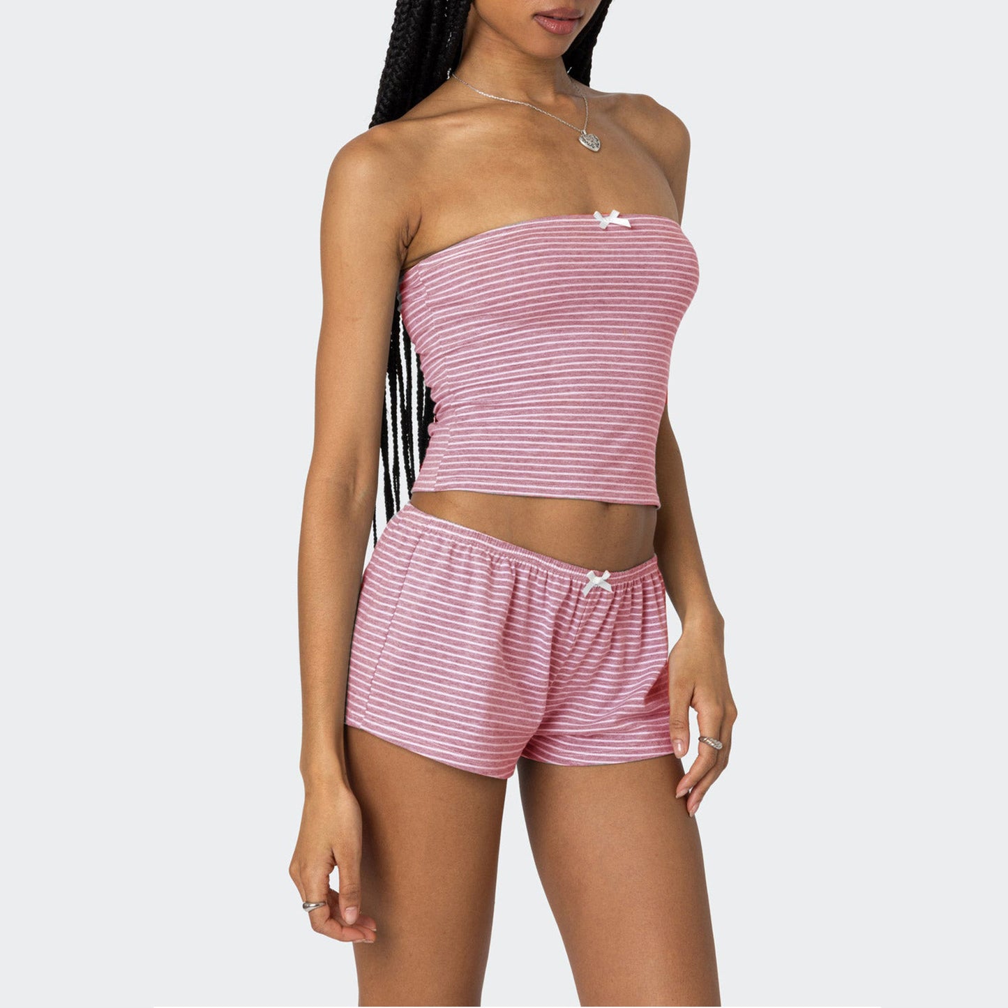 Sexy Vest And Hot Girl Outfit Off-shoulder Top Paired With Shorts