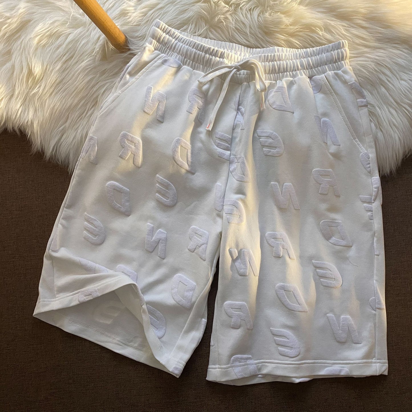 Sporty shorts til damer med bogstavprint