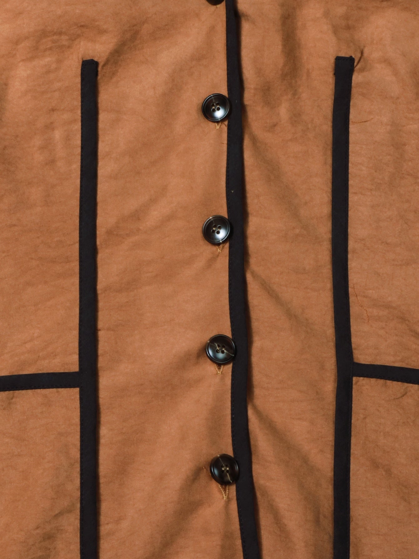 Nieuwe herfst-winter damesjas met effen kleur en knopen