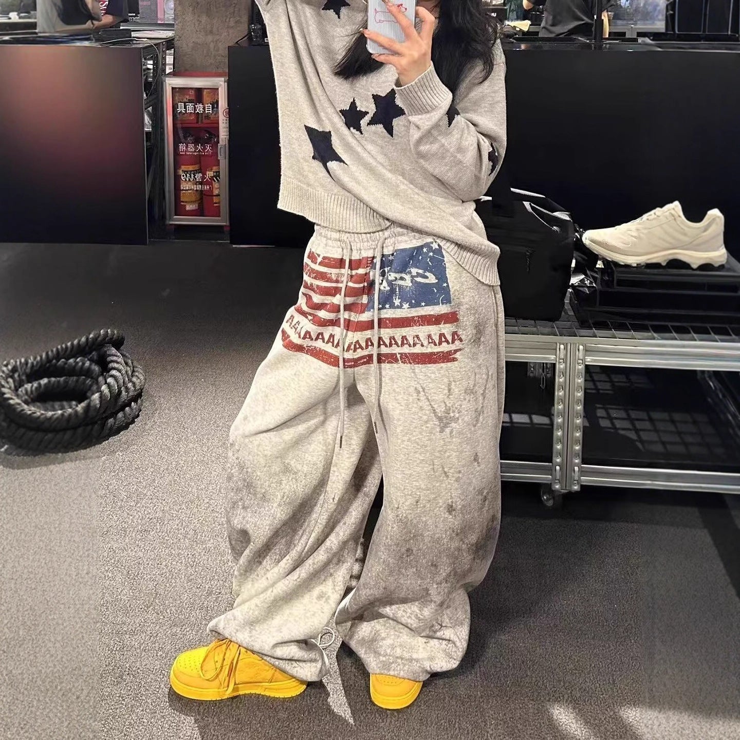 Ubesværet-stil denimjeans med slidt tie-dye og brede ben i joggingbuksestil