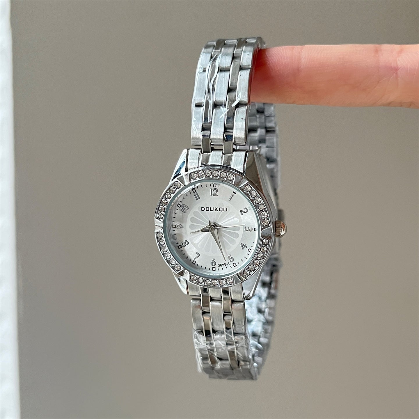 Daisy-shaped Round Dial With Diamond Embellishments For A Premium, High-end Look