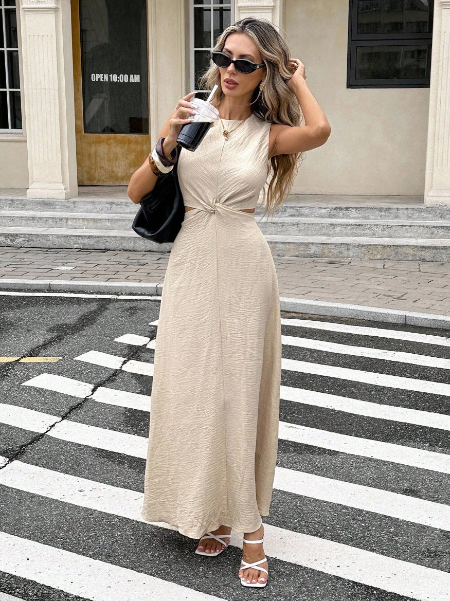 Sexet, stilfuld ærmeløs kjole med snoet detalje, rund hals og slim-fit