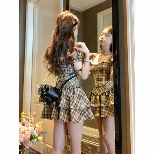 Elegant Sophisticated Short-sleeve Shirt Paired With A Trendy Ruffled Voluminous Skirt