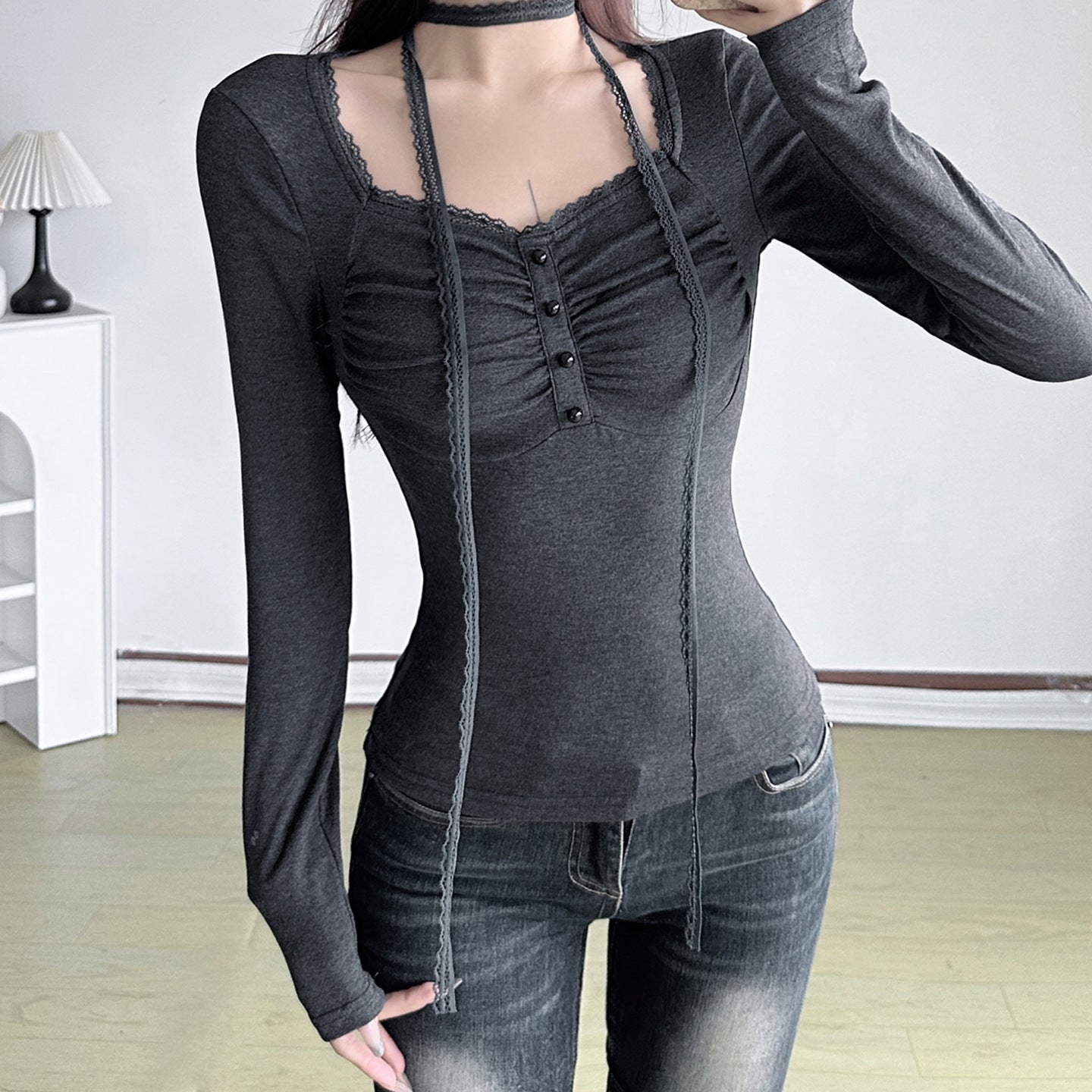 Stilfuld minimalistisk slim fit langærmet top til kvinder