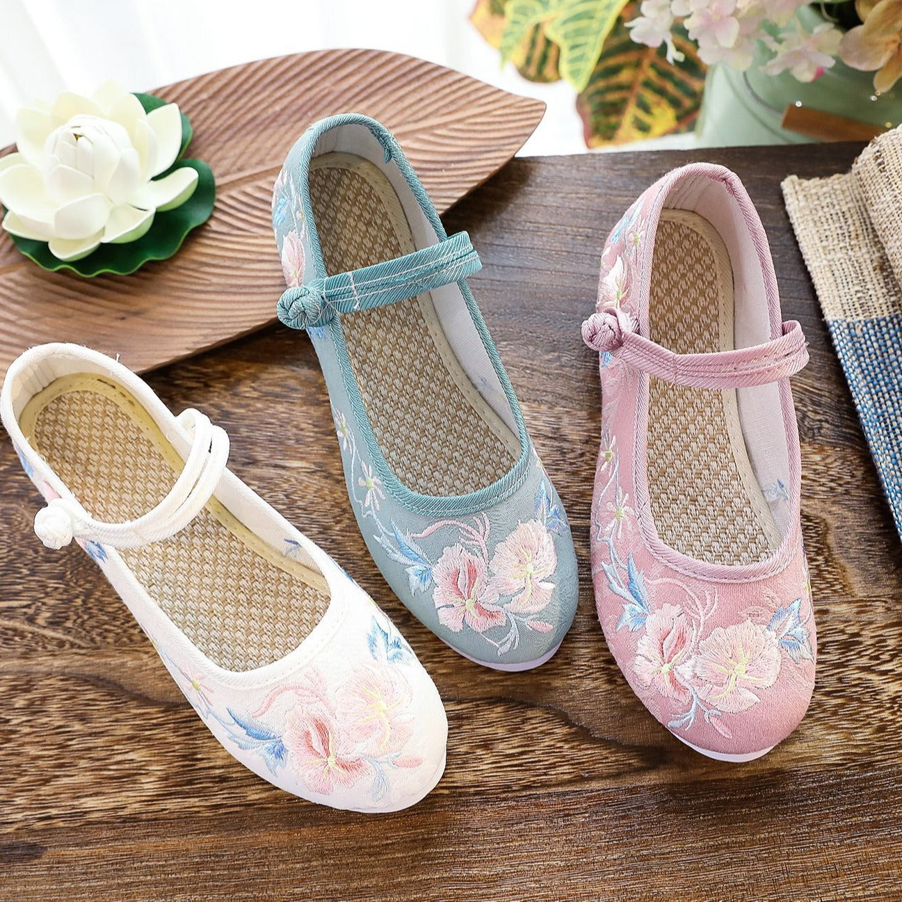 Chinese Style Round Head Embroidered Female Flat Cloth Shoes