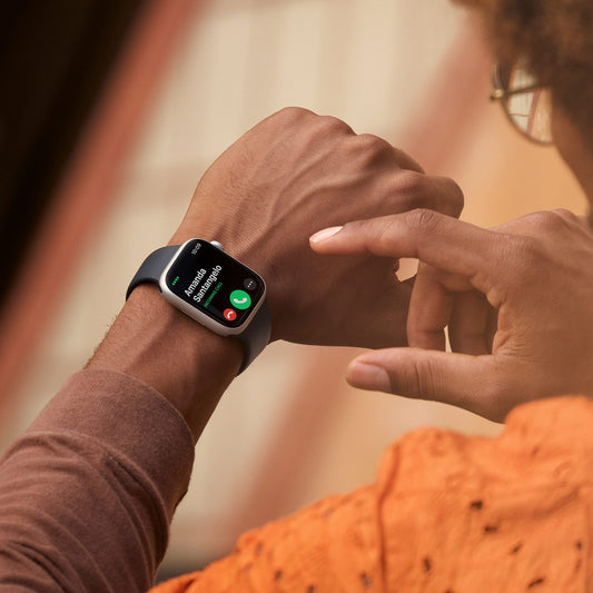 Apple Watch Series 8 (GPS, 45mm) Smartklocka aluminiumboett (PRODUCT) RED • sportband (PRODUCT) RED – standard. Träningsmätare, apparna Syrenivå i blodet och EKG, vattentålig