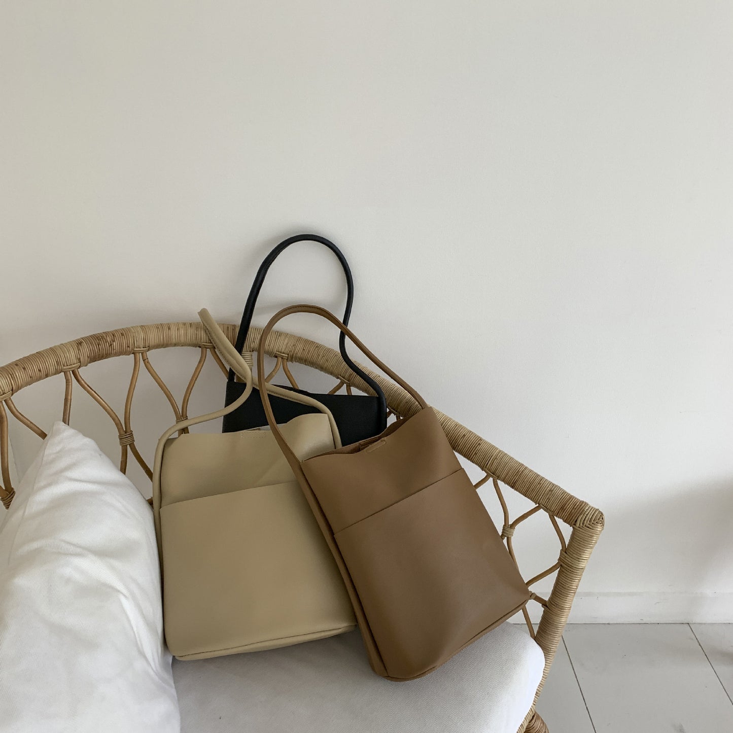 Simple shoulder bag