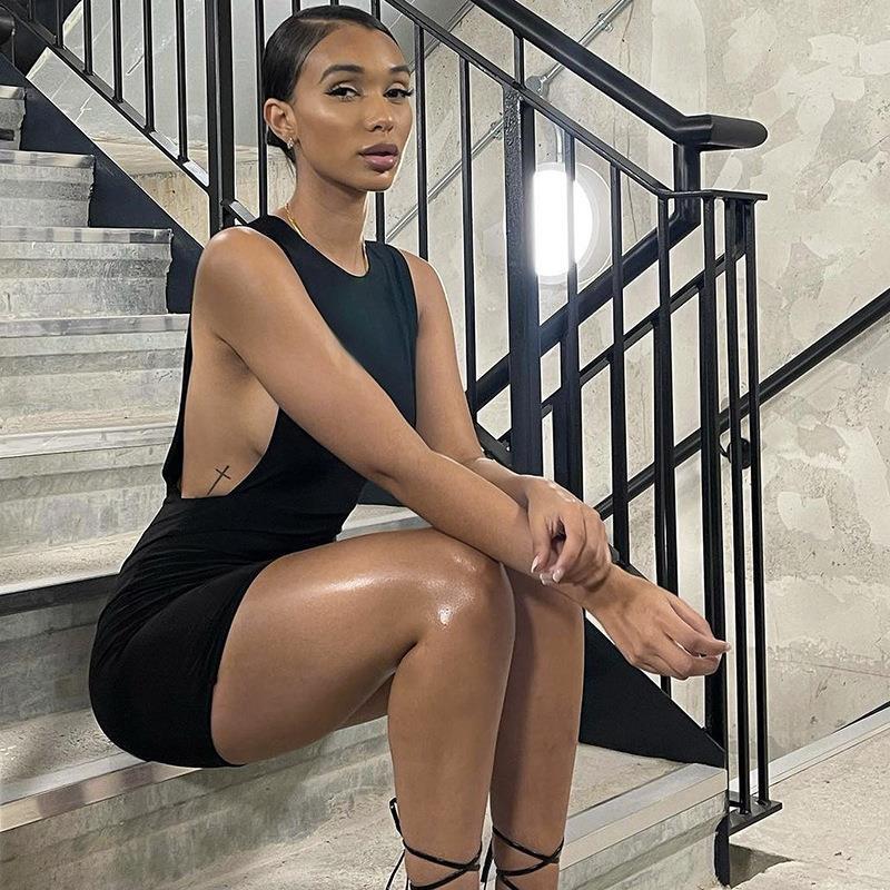 Girl With Hip-wrapped Ultra-short Dress