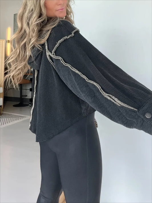 Efterårs- og vintertøj til kvinder: Kort sweater med frynset kant