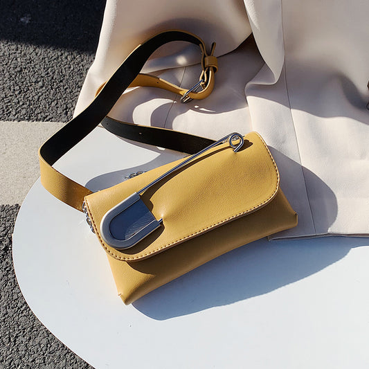 Niche chain belt bag