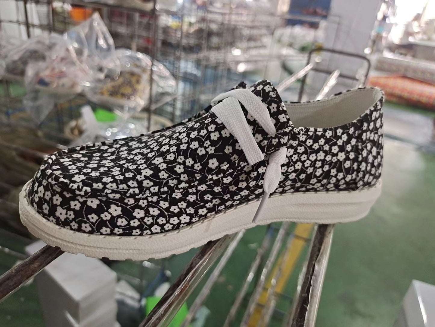 Women's Fashionable Simple Graffiti Ethnic Style Canvas Shoes