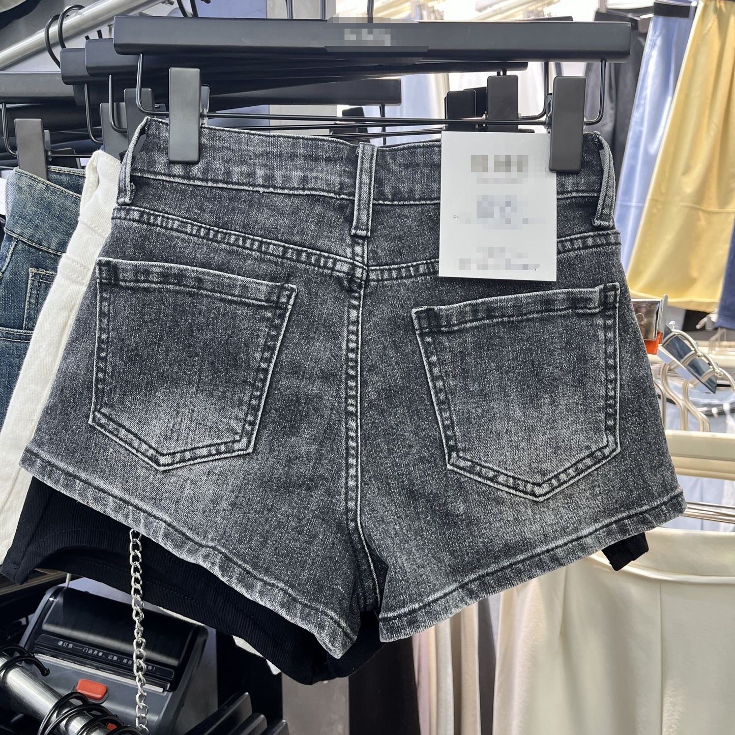 Børstede hvide højtaljede slim fit denimshorts