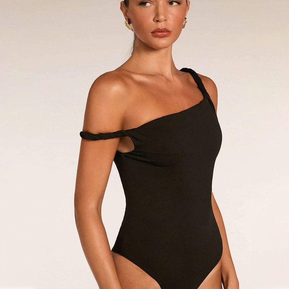 Modebevidst slim-fit off-shoulder-jumpsuit med snoninger til kvinder