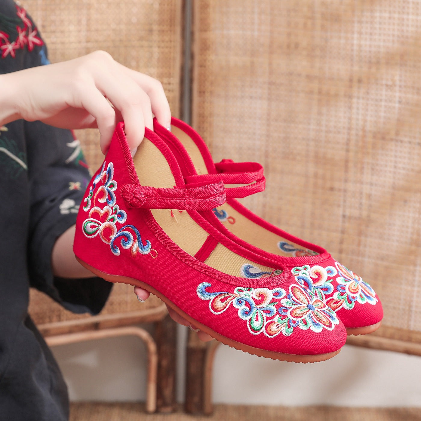 Women's Round Head Canvas Embroidered Cotton Shoes
