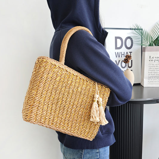 Håndlavet stråtaske med rattan-håndtag i guld og fashionabelt design