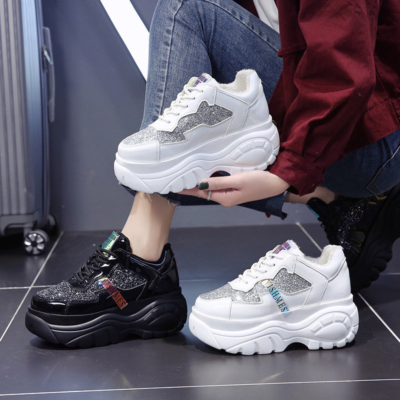 Mode-sneakers i laklæder til studerende: Trend