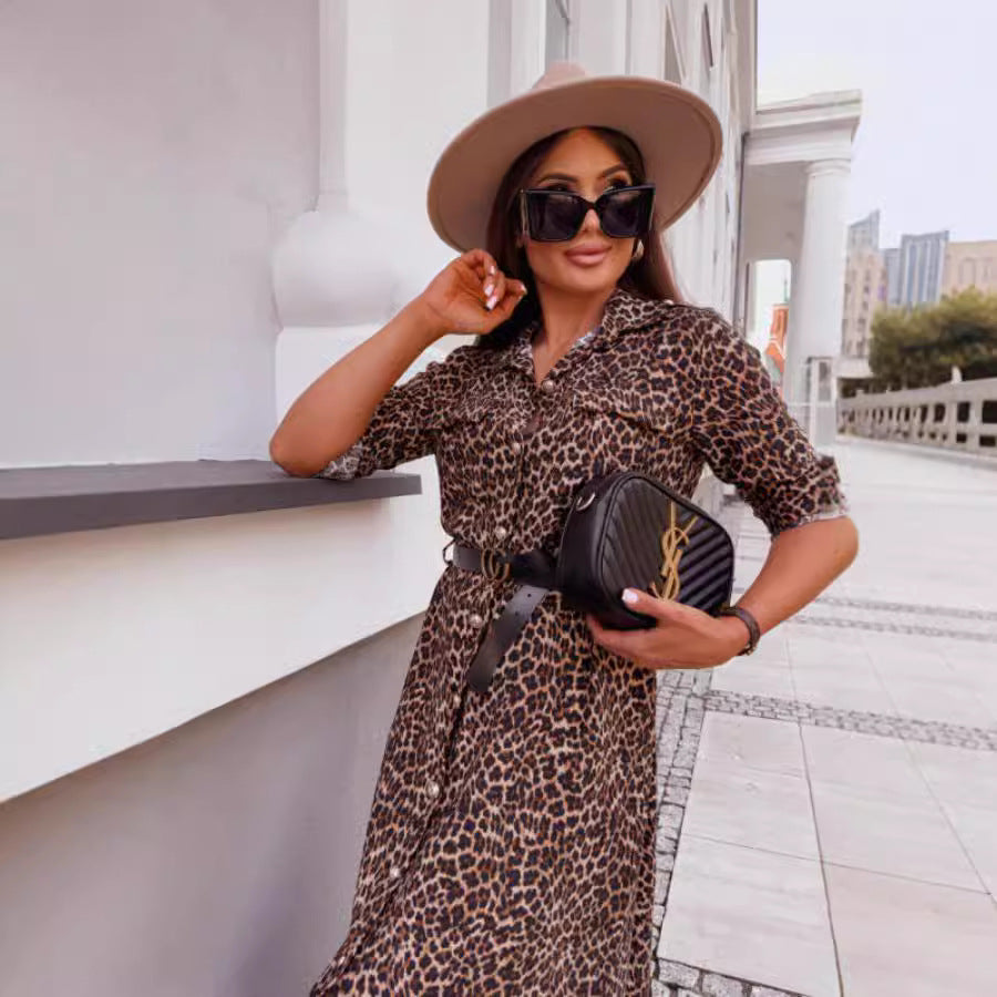 Midi-kjole til kvinder med leopardprint og spænder ved manchetterne