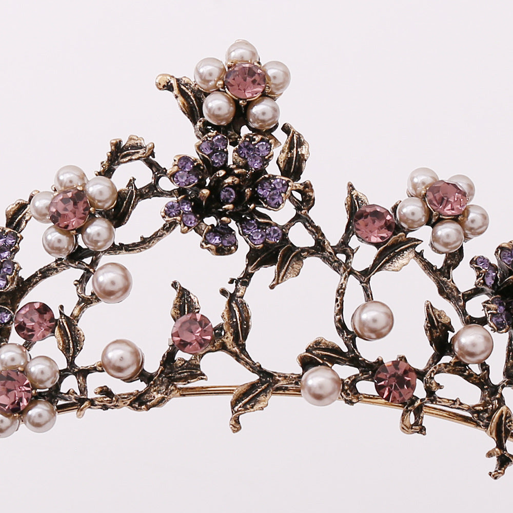 Blomsterbelagt brudetiaret med sorte diamanter og barokperler