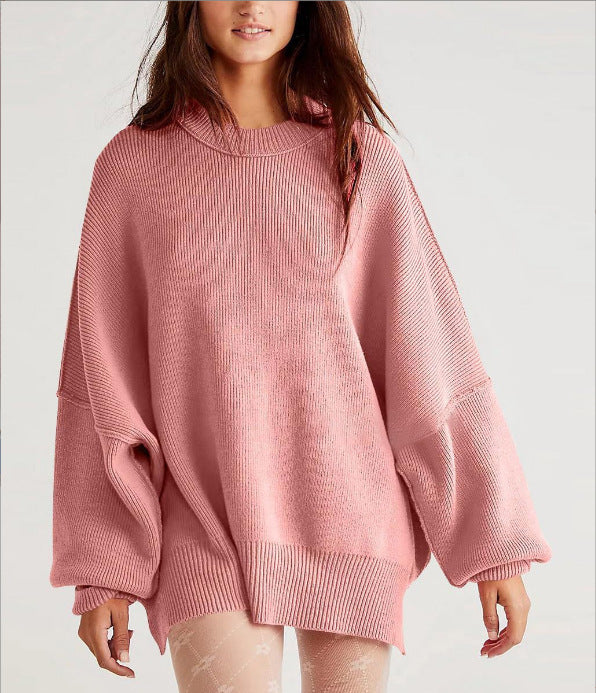 Strikket sweater med rund hals, løs pasform og slidser i siderne. Ensfarvet sweater med flagermusærmer til kvinder.