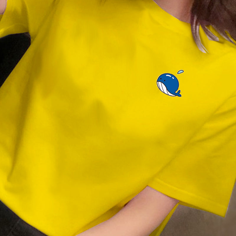 Mandlige og kvindelige par ifører sig studenter-T-shirt med korte ærmer Kvinde
