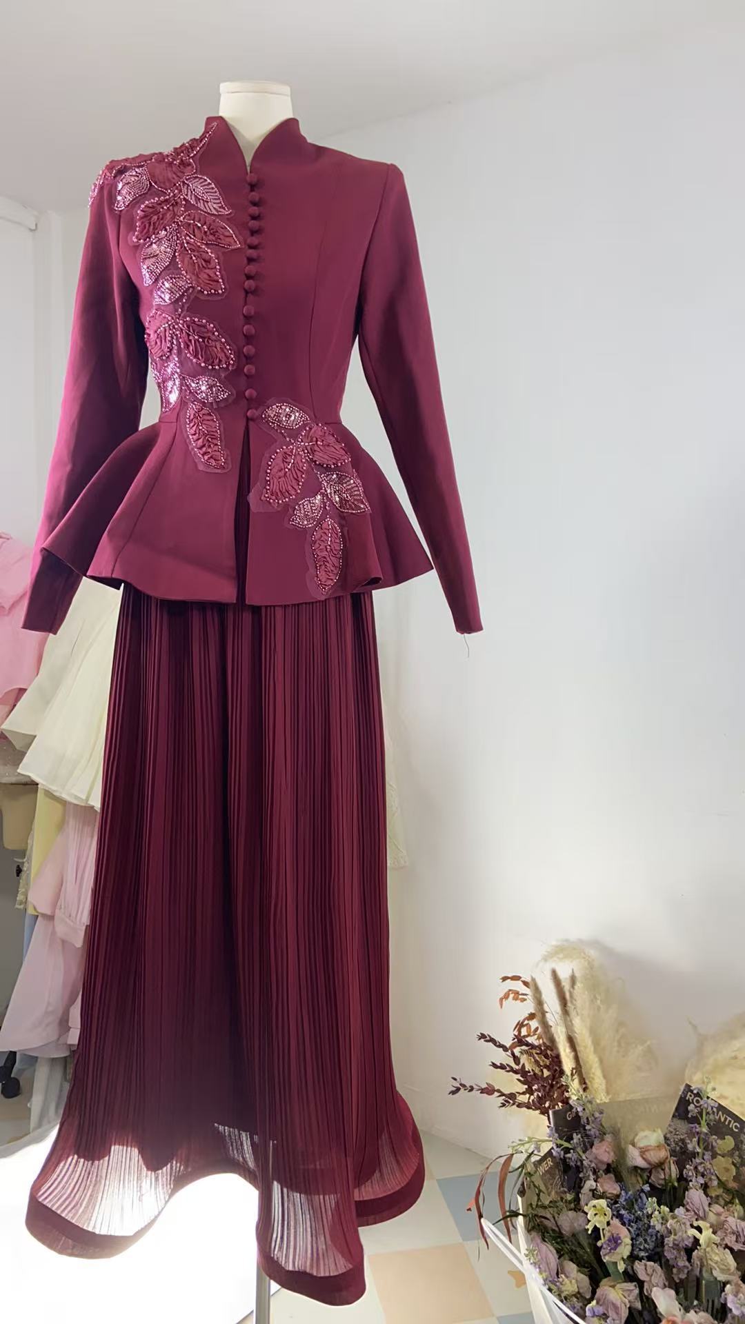 Design A Retro Embroidered Suit And Pleated Skirt Set For International Trade