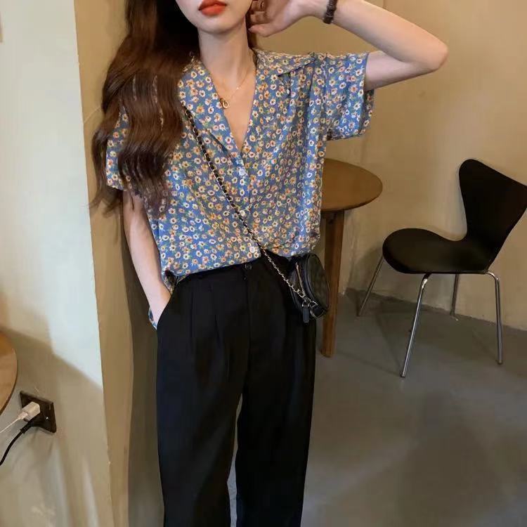 Koreansk version af den nye retro Hong Kong-inspirerede blomstrede, smarte, løse og afslappede kortærmede top