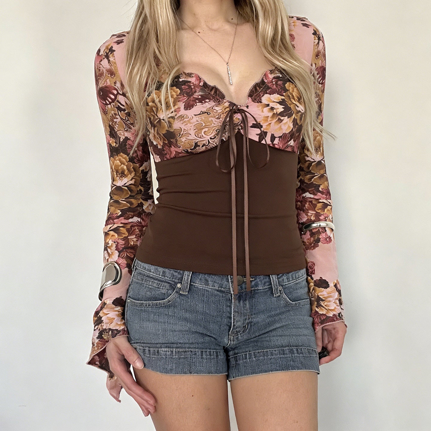 Blomstret sommerfugleprint V-udskæring snøre langærmet T-shirt