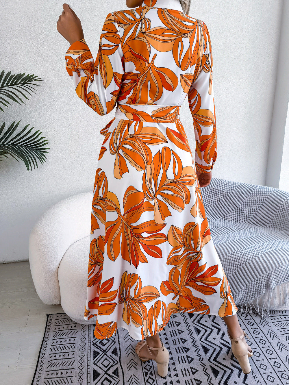 Maxikjole med blomstret print, revers og bindebånd i taljen til kvinder