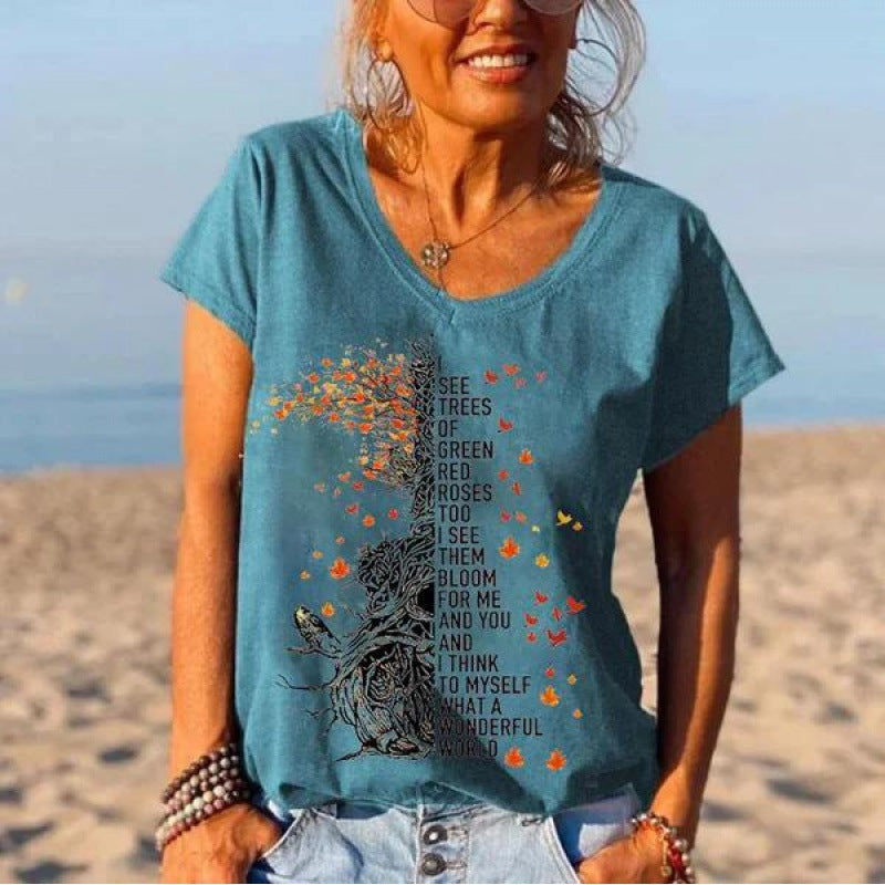 Løs V-hals T-shirt med digitalt print og korte ærmer