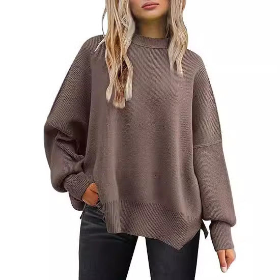 Strikket sweater med rund hals, løs pasform og slidser i siderne. Ensfarvet sweater med flagermusærmer til kvinder.