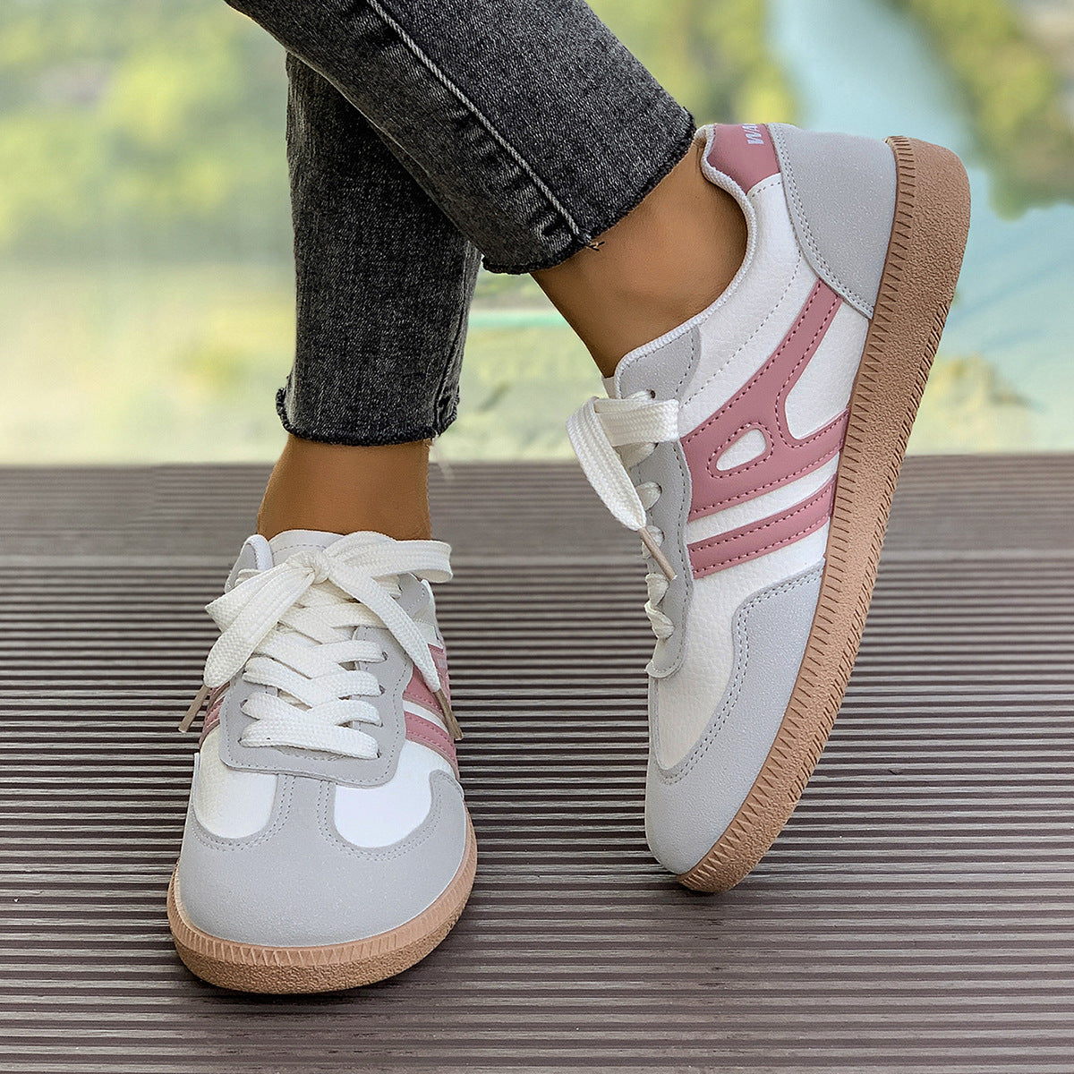 Women's Retro Round Toe Contrast Color Striped Lace-up Shoes
