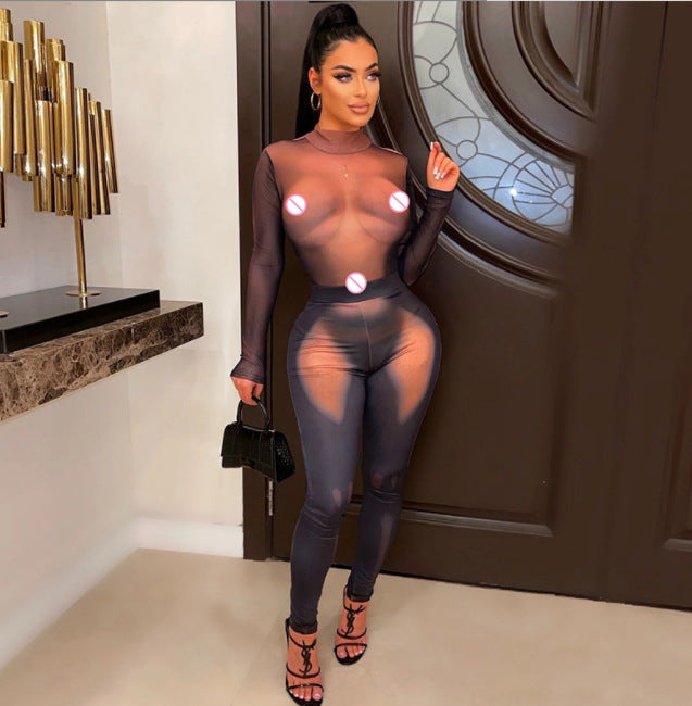 Rundhalset top og højtaljede, stramme bukser