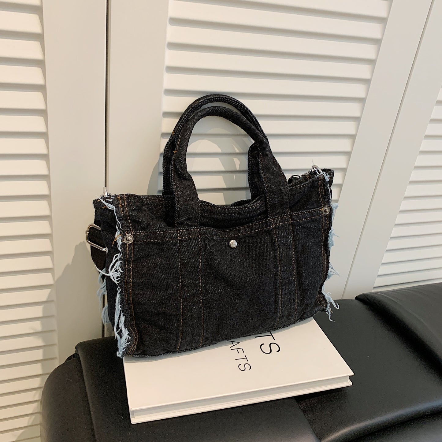 Laid-back High-Capacity Denim Tote Bag