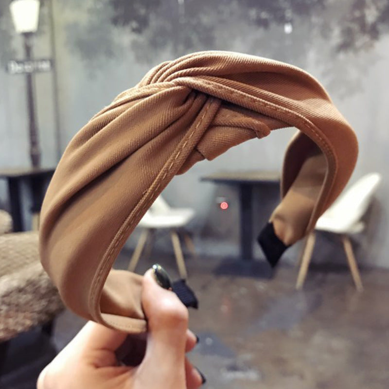 Wide-sided cross-knotted headband