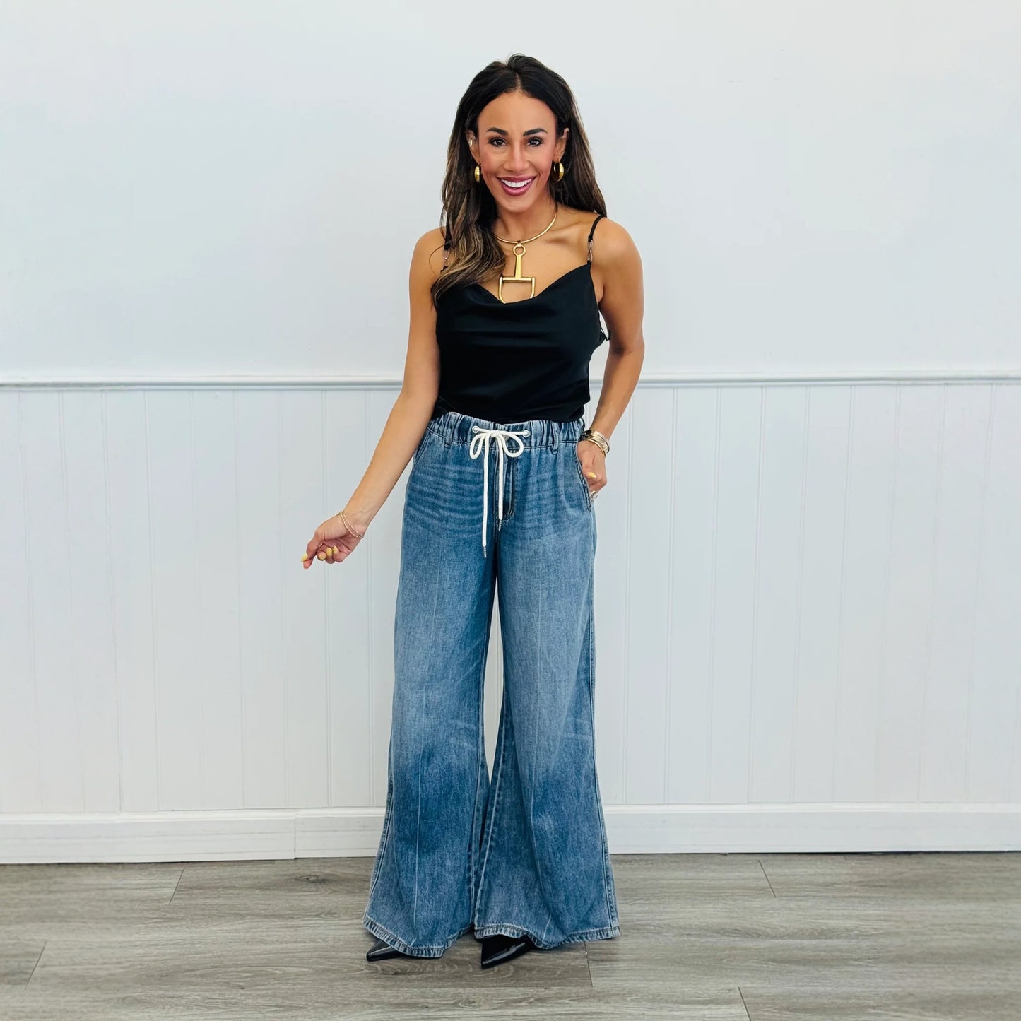 Retro højtaljede let udsvungne jeans med strækbar linning