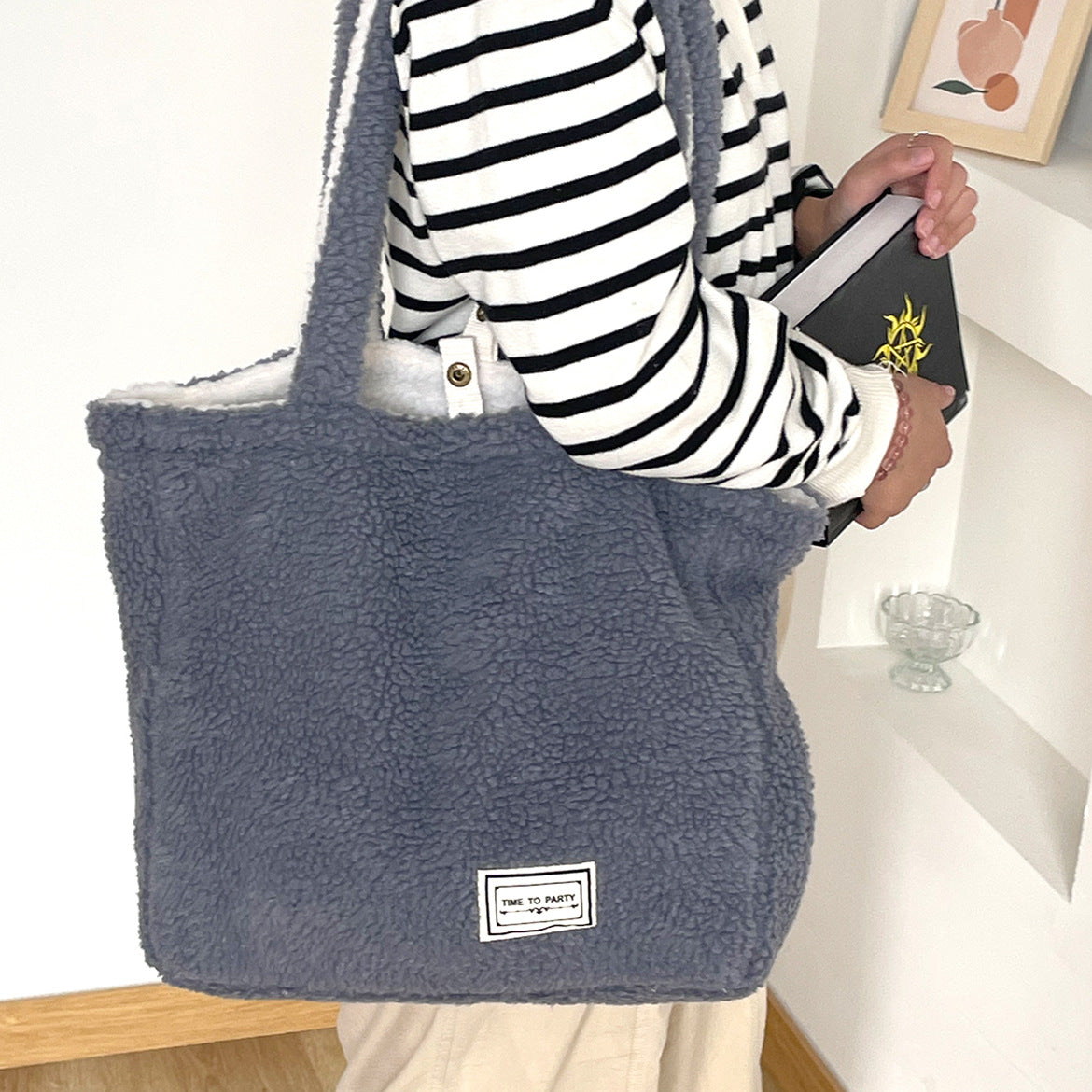 Contrast Plush Shoulder Bag With Large Capacity