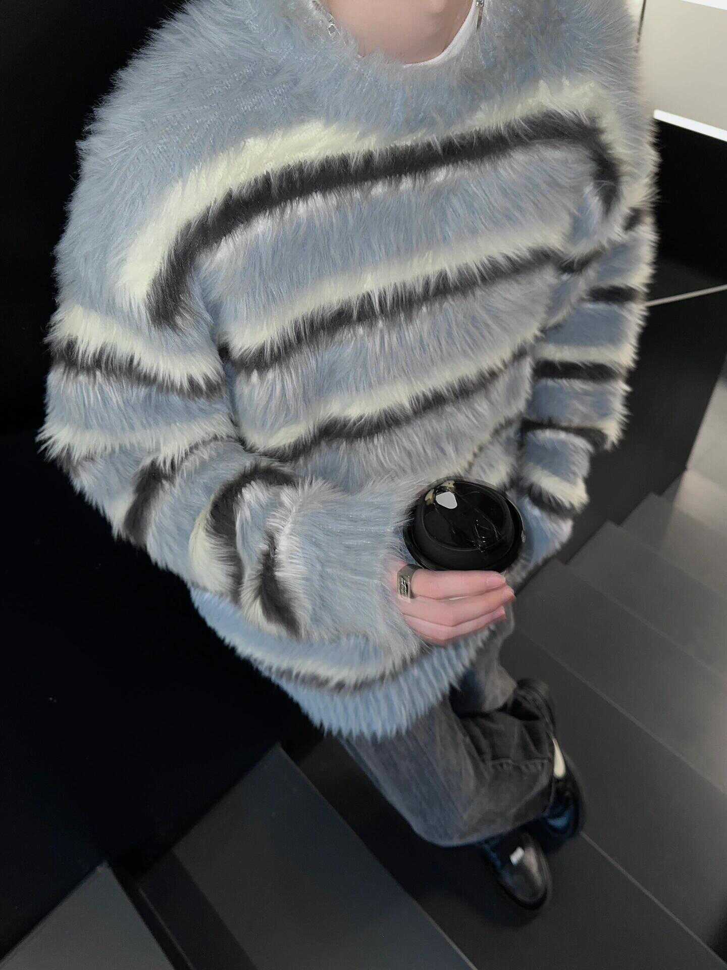 Mohairstribet sweater i blå og hvid til mænd og kvinder