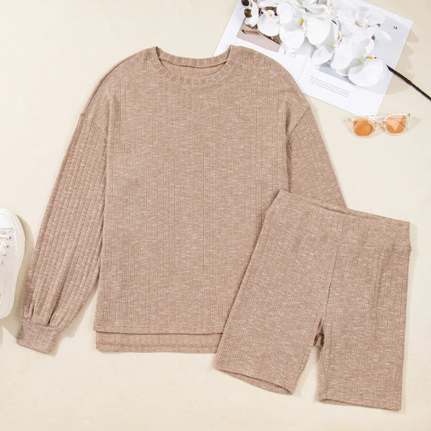 Mørk khaki ribstrikket sweater med lanterneærmer og strikket shorts-sæt i motorcykelstil