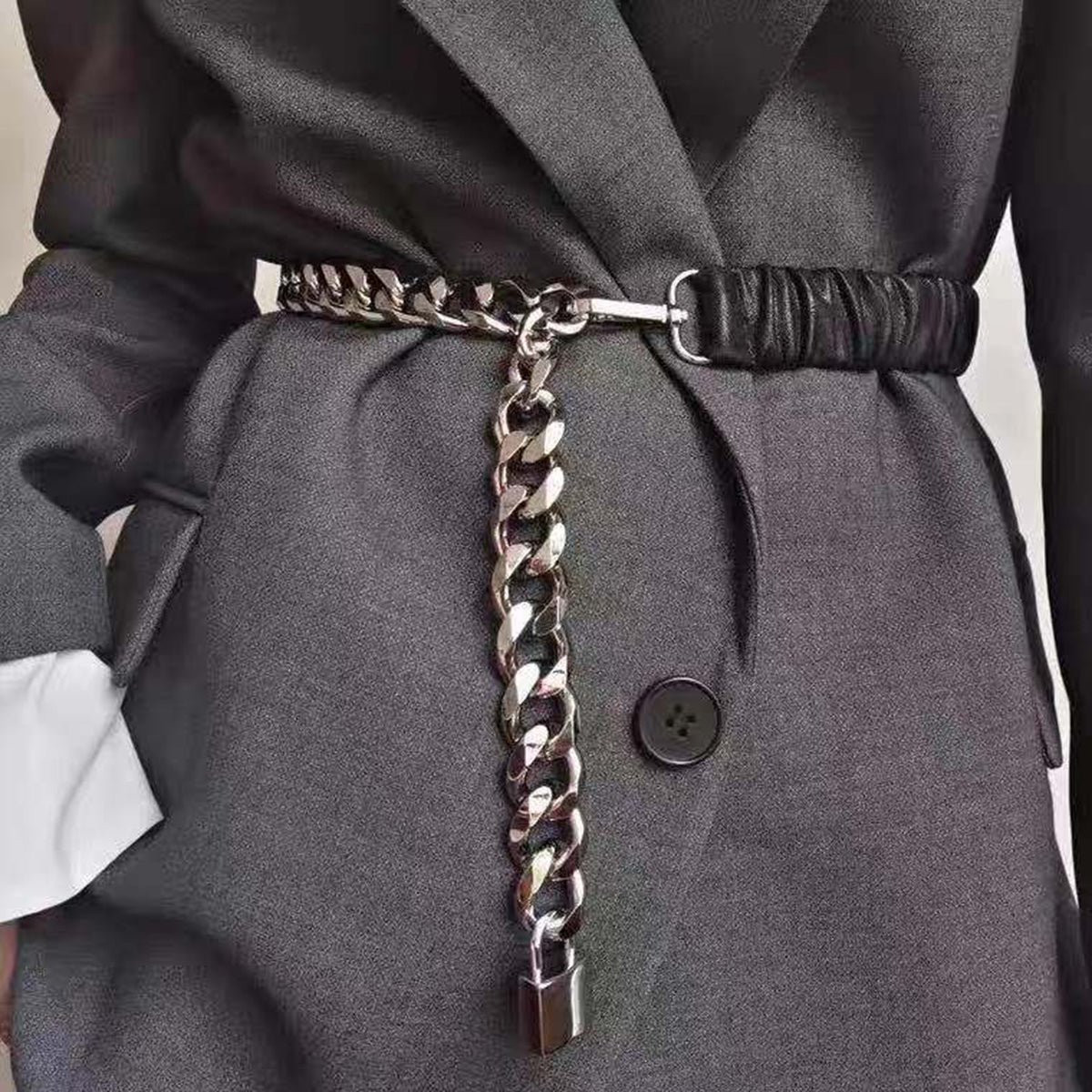 Street smart, fashionable nyt bælte med låsehoved til kvinder, sammensat med kæde, elastisk talje med nederdel, alsidigt taljebælte i metal, elastisk og trendy