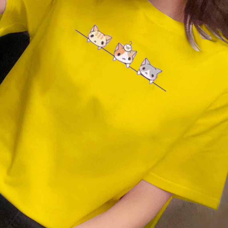 Mandlige og kvindelige par ifører sig studenter-T-shirt med korte ærmer Kvinde