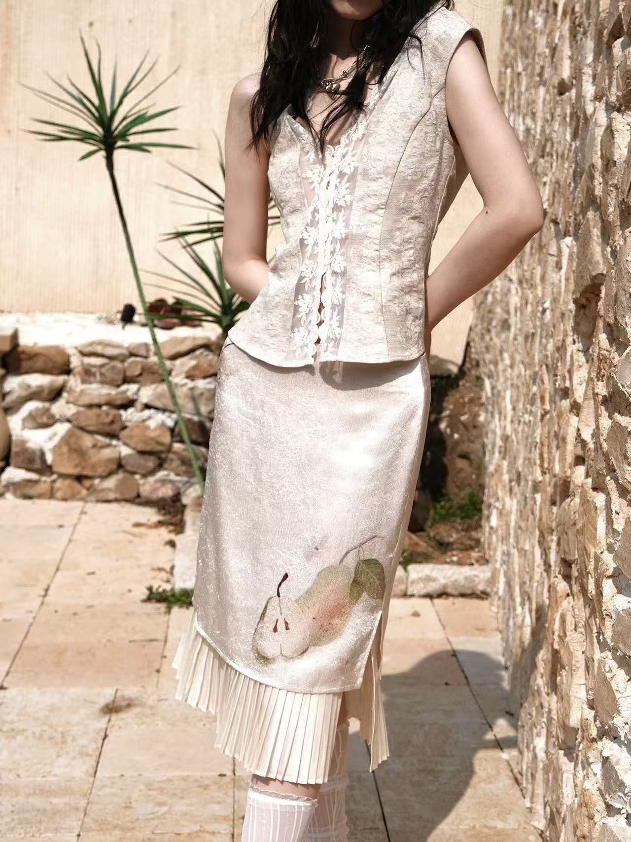 Lace-panelled V-neck Sleeveless Tank Top Fruit-print Patchwork Pleated Midi Skirt
